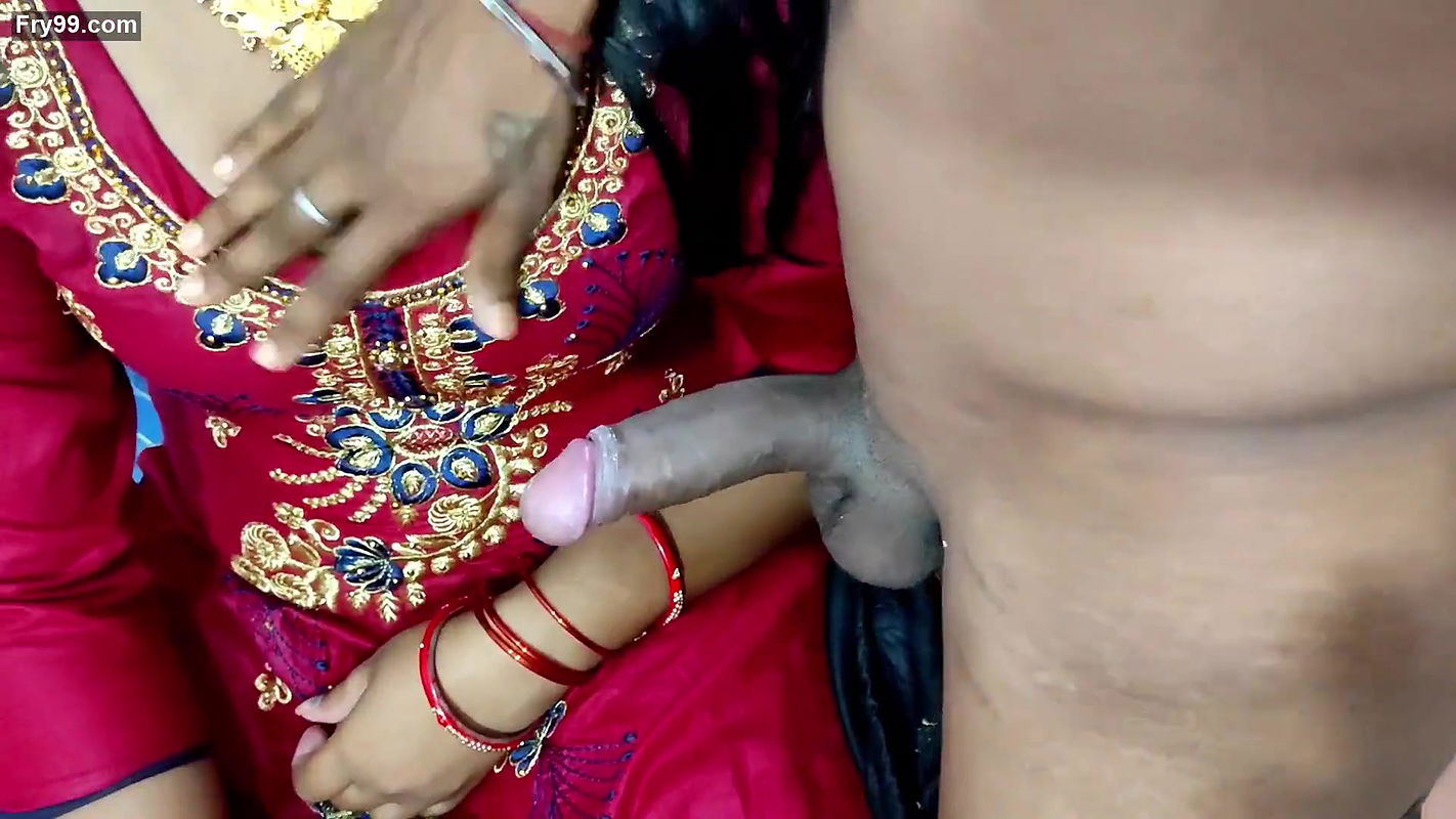 Chat Par Kapde Sukha Rahi Bahu Ko Gold Necklace Dekar Apni Havas Bhujayi ! Desi Porn Hindi