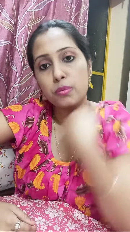 Rupa cleavage showing live show