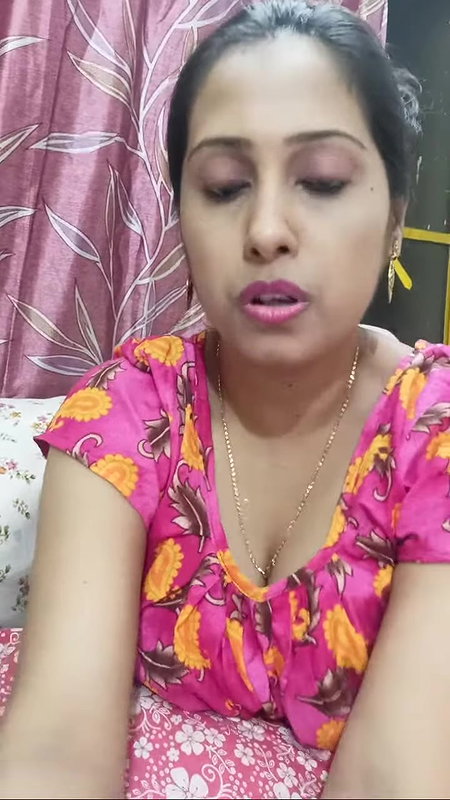 Rupa cleavage showing live show