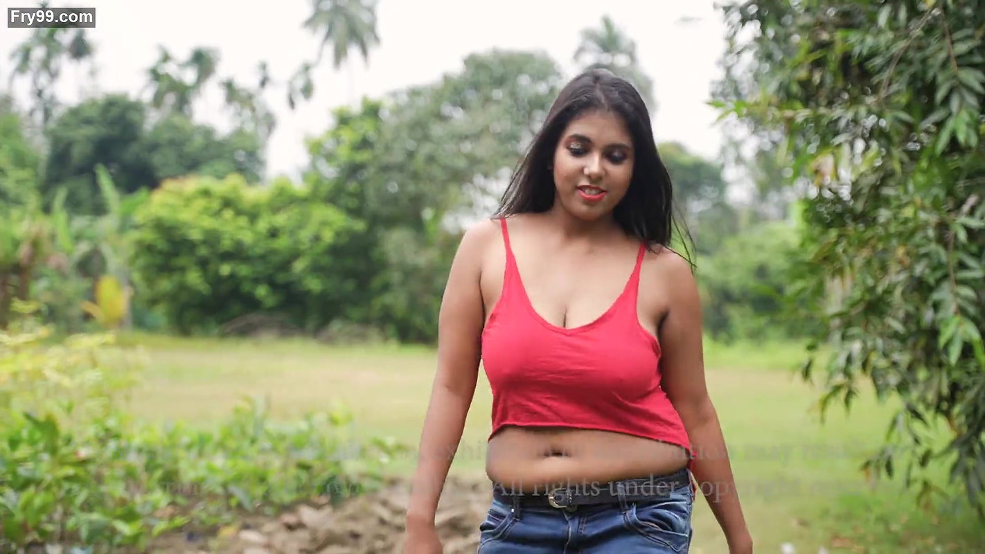 NAARI Magazine Bong Beauty Roohi loose bra with big boobs jiggling