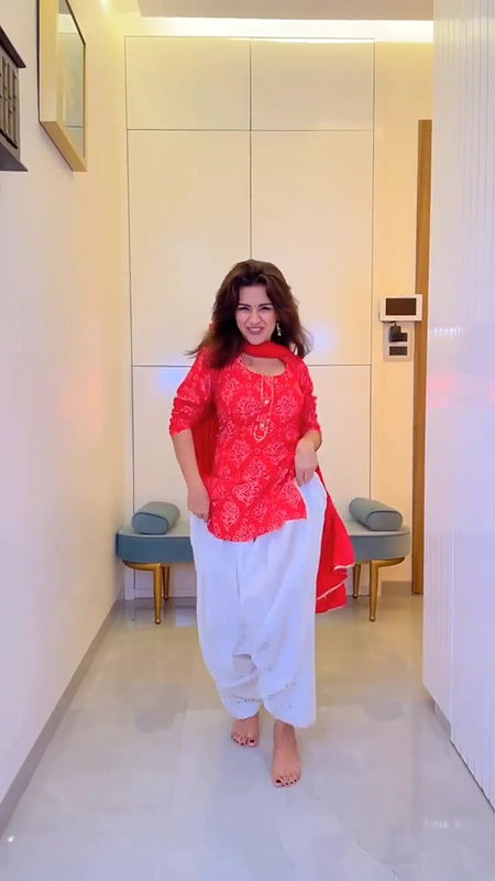 Avneet Kaur boobs show