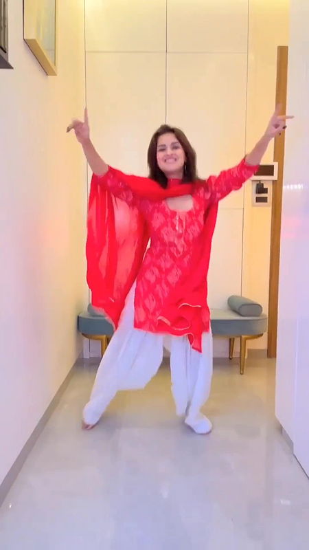 Avneet Kaur boobs show