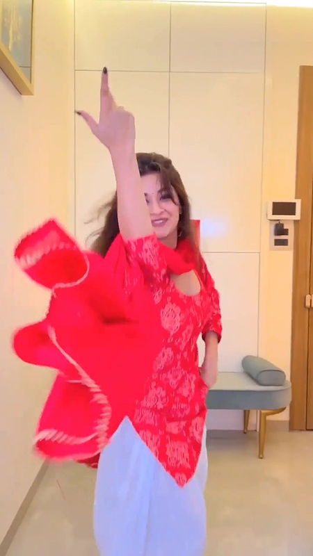 Avneet Kaur boobs show