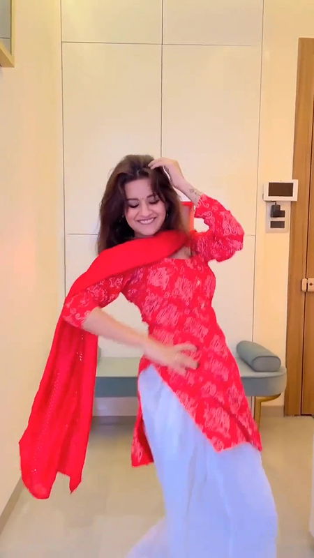 Avneet Kaur boobs show