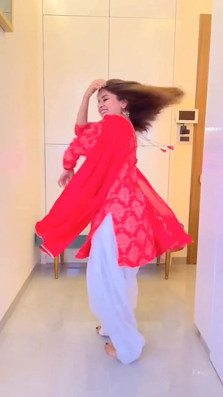 Avneet Kaur boobs show