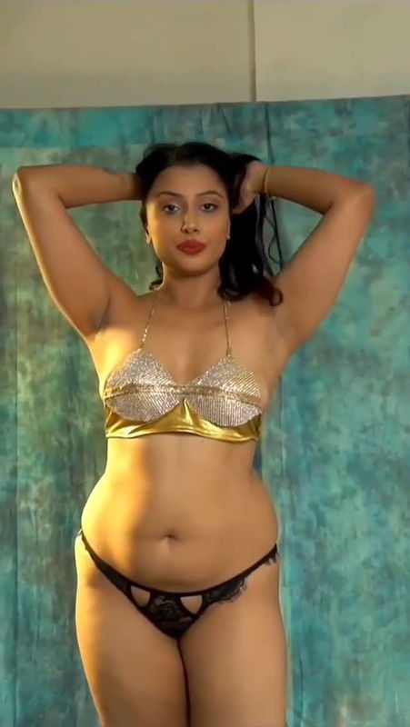 super maal in yellow bra