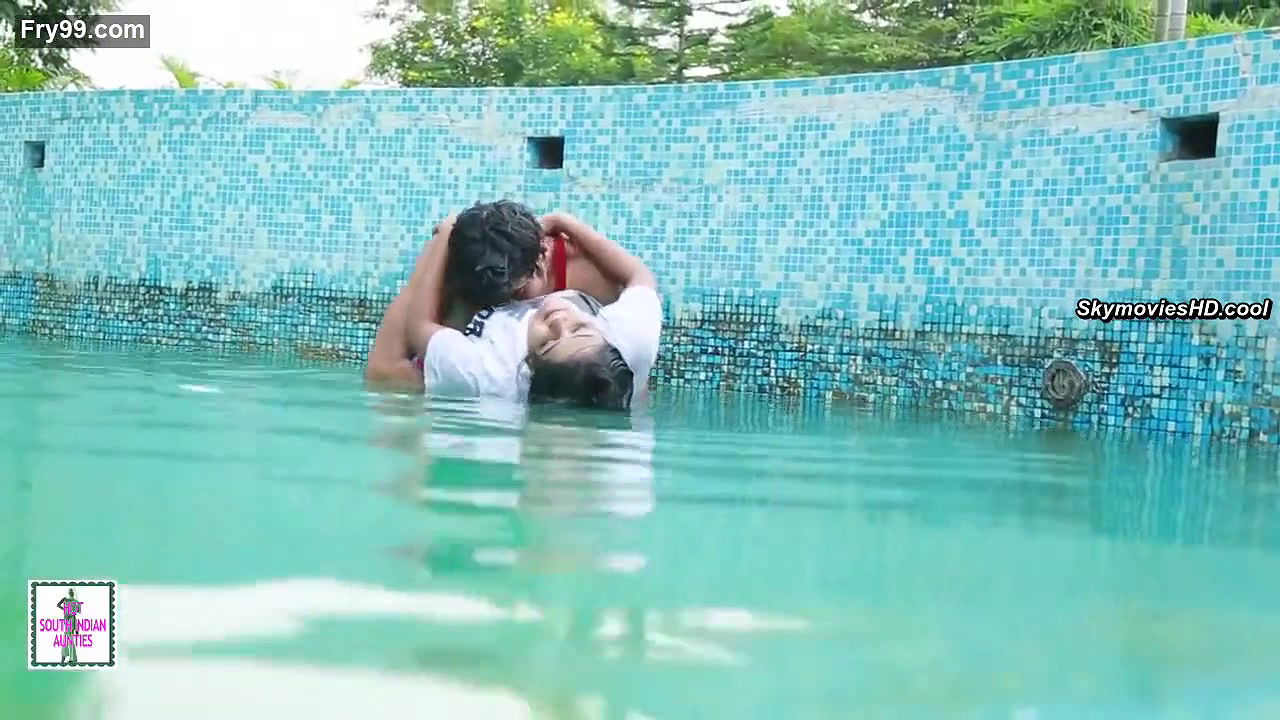 Hot couple in Swimming Pool (2022)