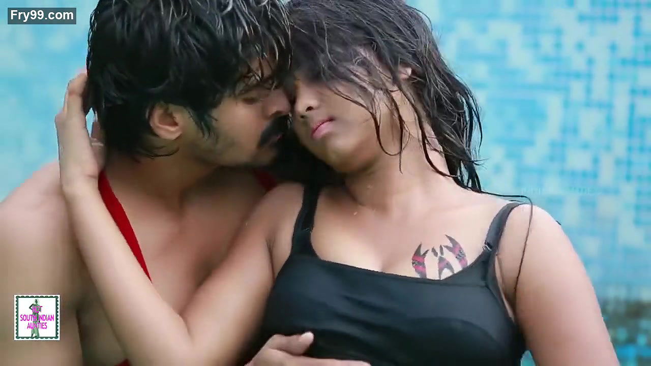 Hot couple in Swimming Pool (2022)