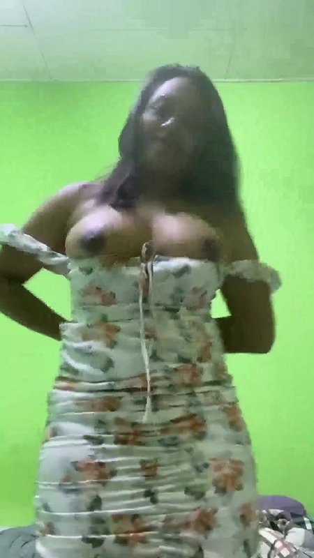 Babe With Big Boobs And Ass Shaking