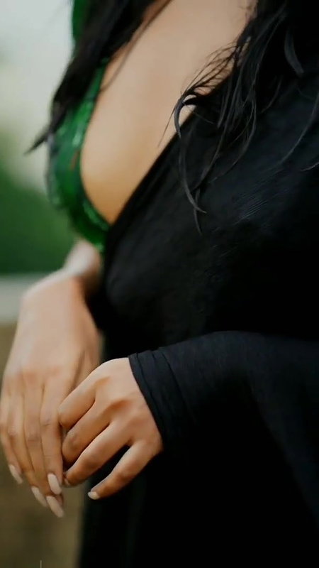 Hot Babe Sexy In Saree Wet Looking Ravishing