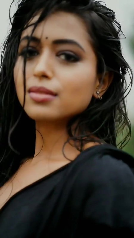 Hot Babe Sexy In Saree Wet Looking Ravishing