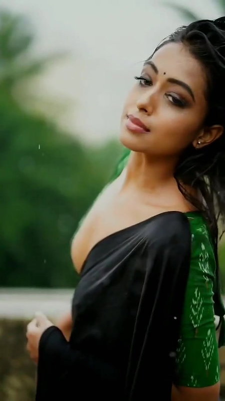 Hot Babe Sexy In Saree Wet Looking Ravishing
