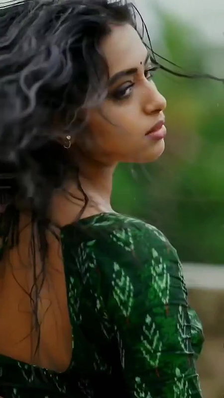 Hot Babe Sexy In Saree Wet Looking Ravishing