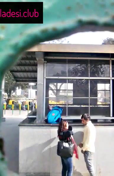 Superhot Couple getting vigrous blowjob in metro