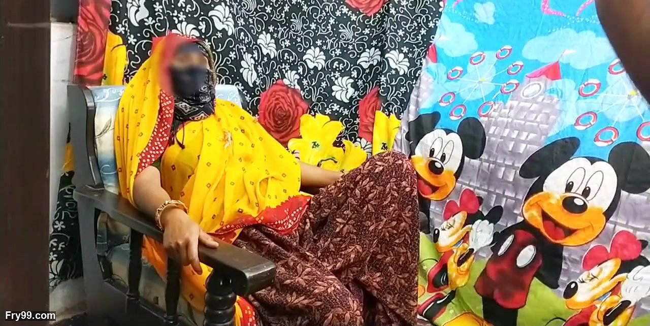 Village advantage DESI GAVAR Paros Ki bHabhi Ko MOKA DEKH KR CHOD DIYA Bade Dudh wali Paros Ki bHabhi Ko Chini Mangne ke Bahane