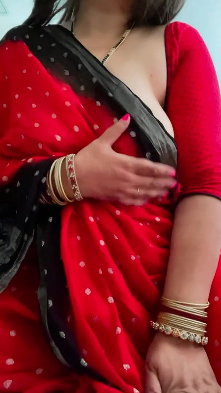 Milf Bong in Saree Playing with her Boobs