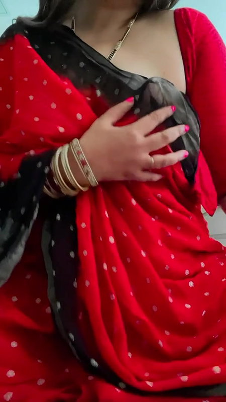 Milf Bong in Saree Playing with her Boobs