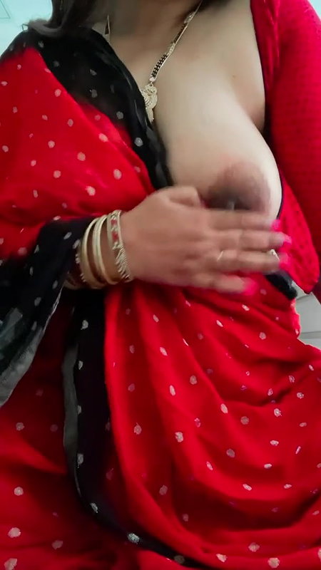 Milf Bong in Saree Playing with her Boobs