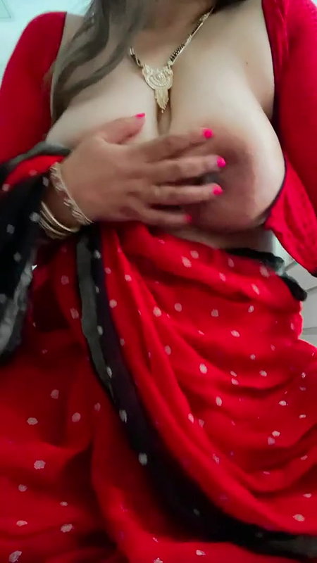 Milf Bong in Saree Playing with her Boobs