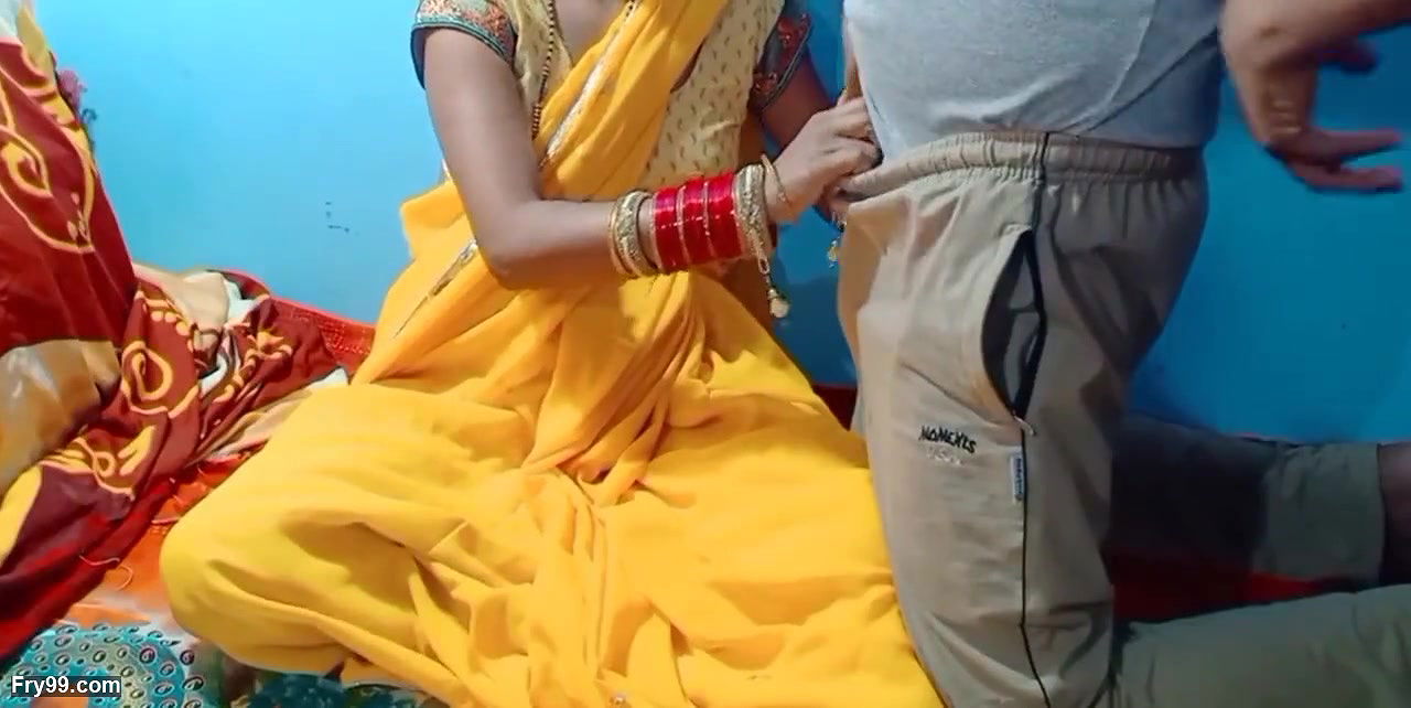 Nayi padosan Bhabhi ko dever ne kamare me chod diya