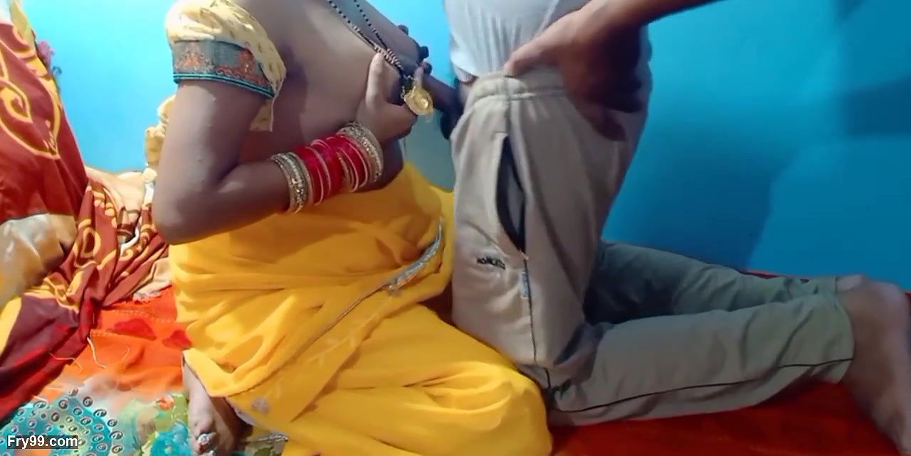 Nayi padosan Bhabhi ko dever ne kamare me chod diya