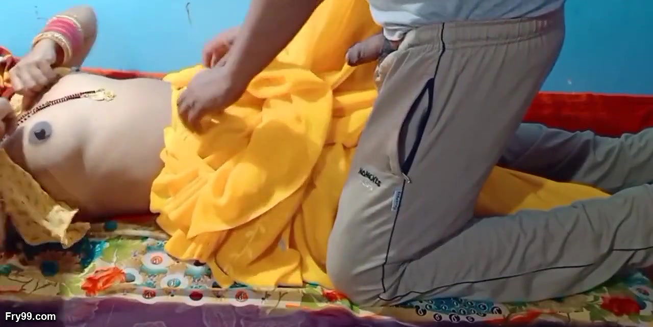 Nayi padosan Bhabhi ko dever ne kamare me chod diya