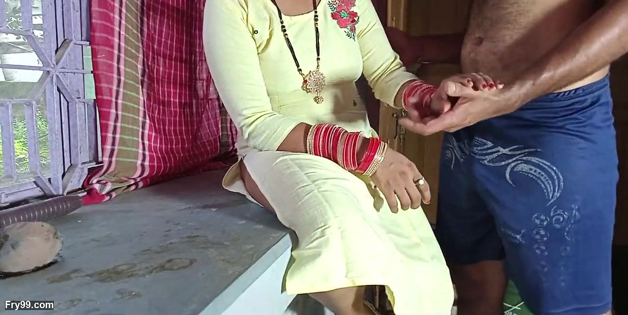 Malkin Ki Jawan Badi Beti ko Kitchen Stand Par Choda