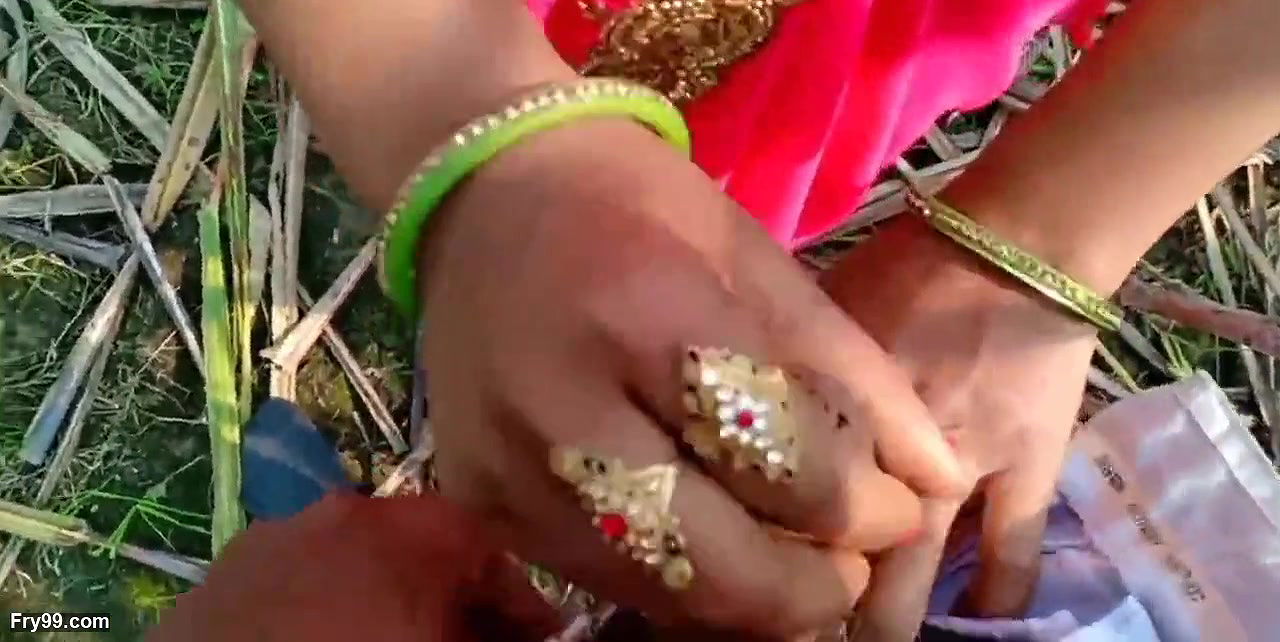 Jungle ganne ke khet me chod diya Bhabhi ko desi outdoor