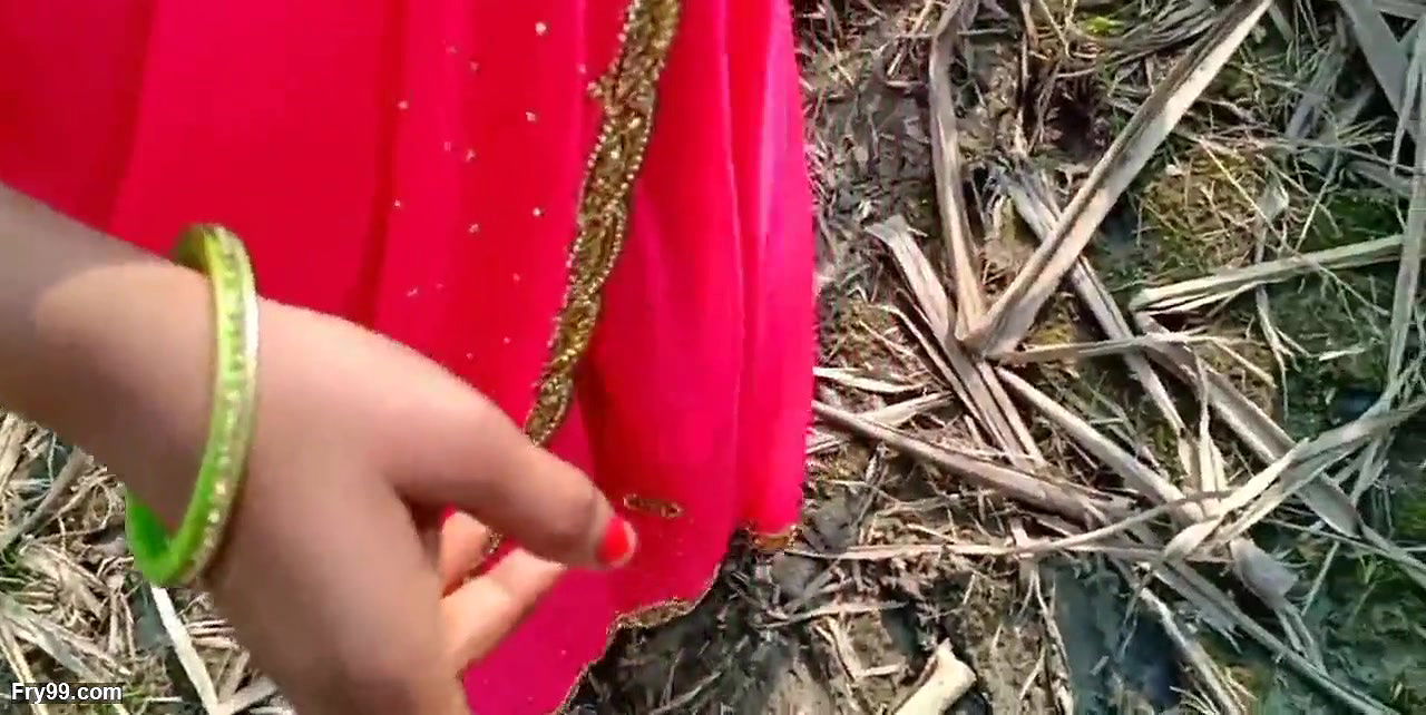 Jungle ganne ke khet me chod diya Bhabhi ko desi outdoor