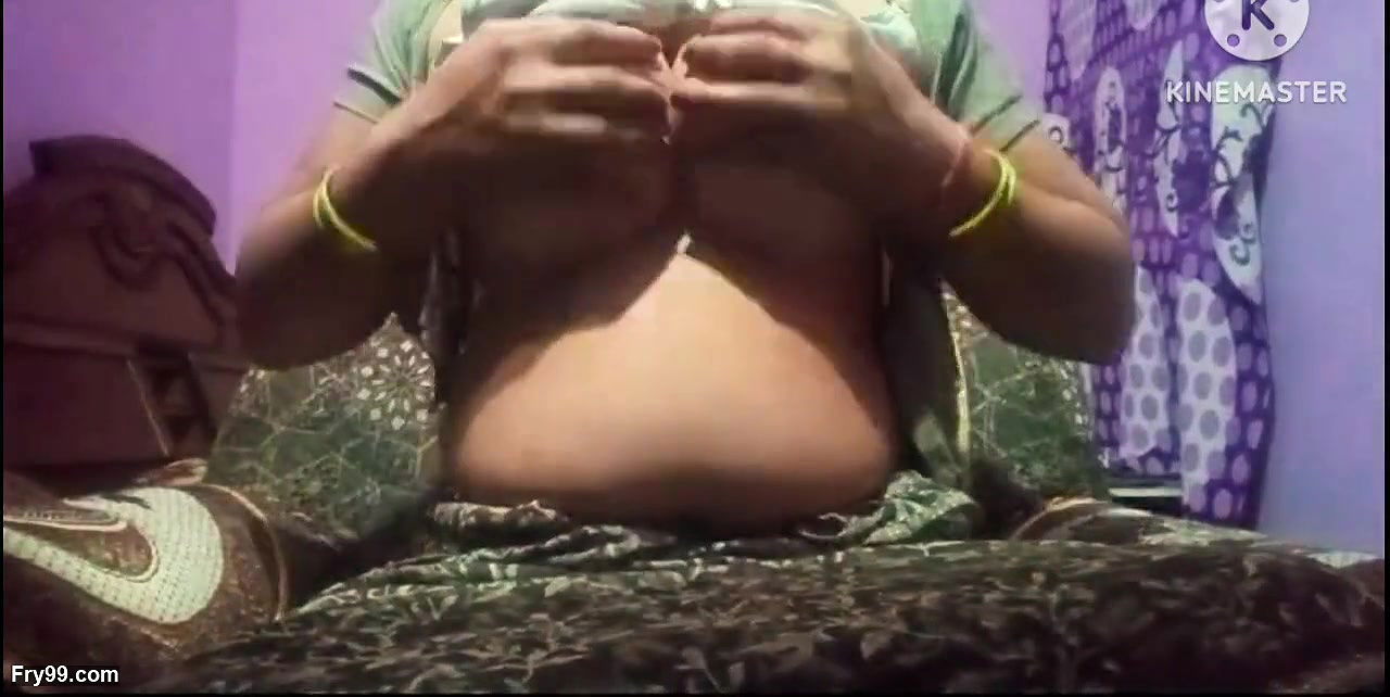 Indian sexy bhabhi massage her huge sexy boobs