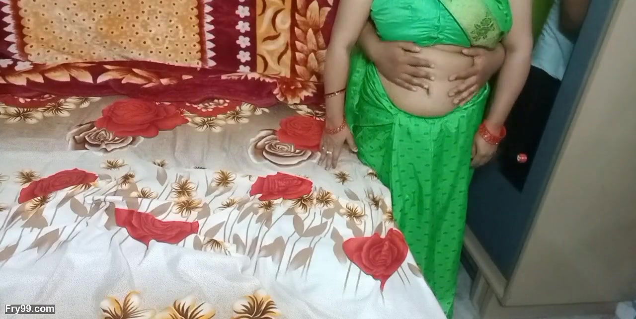 Indian beautiful bhabhi removed her saree