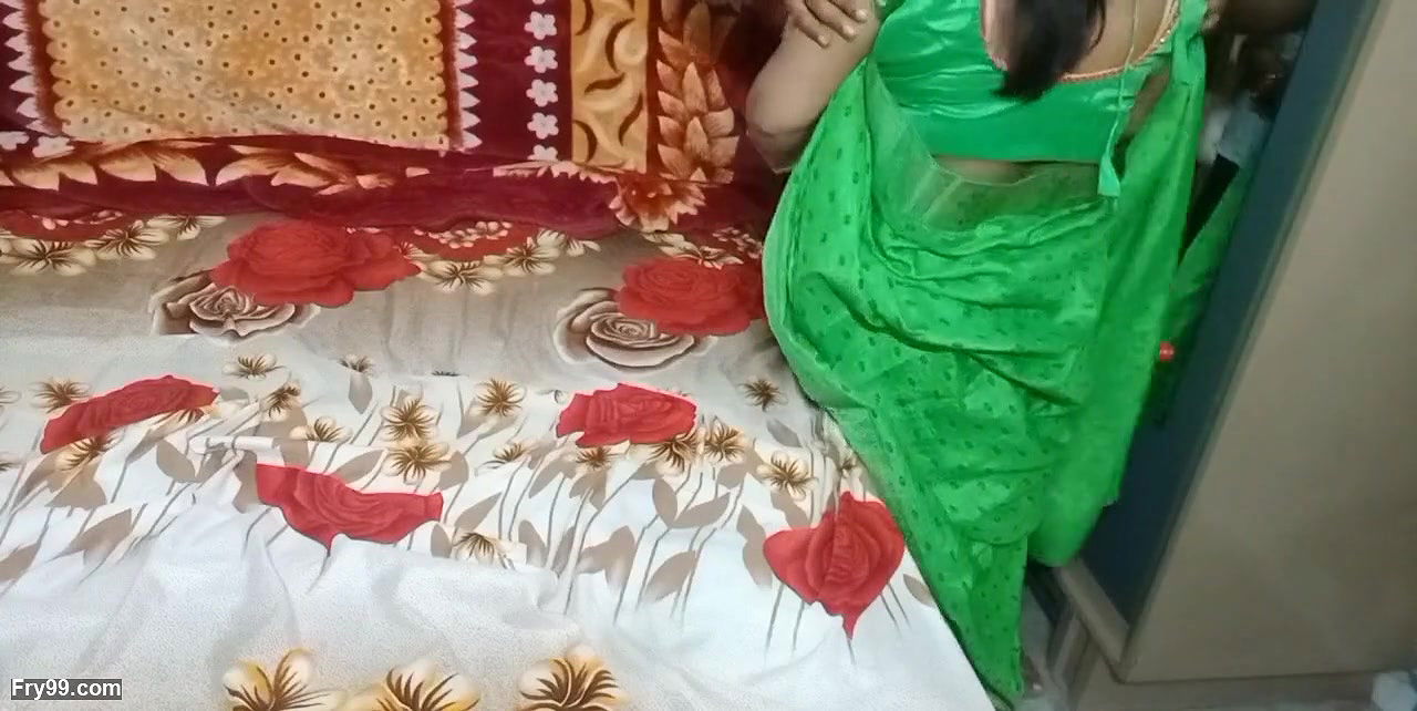 Indian beautiful bhabhi removed her saree