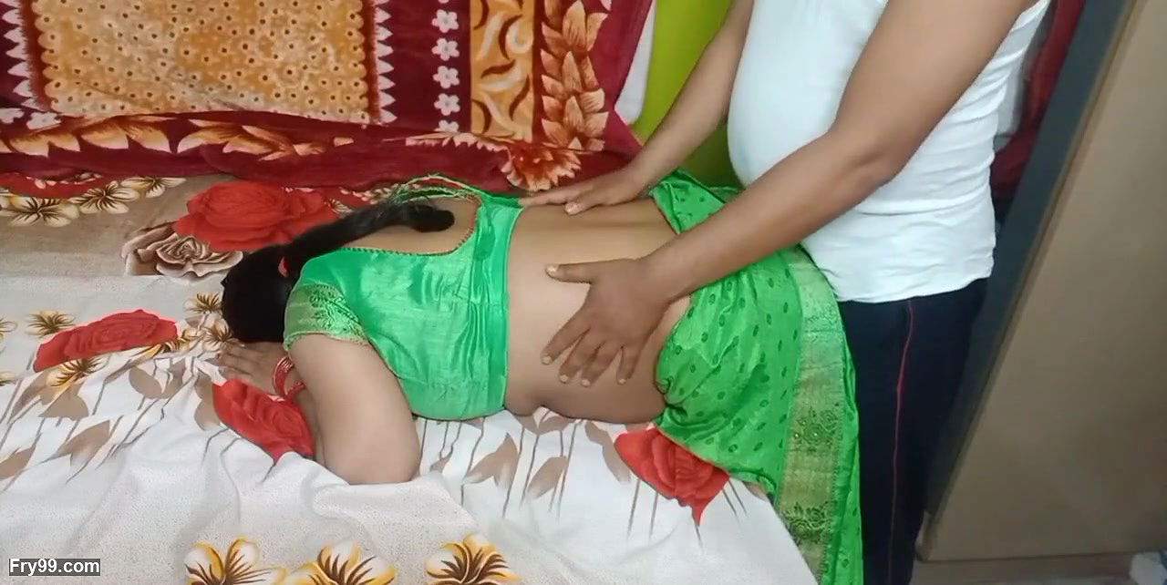 Indian beautiful bhabhi removed her saree