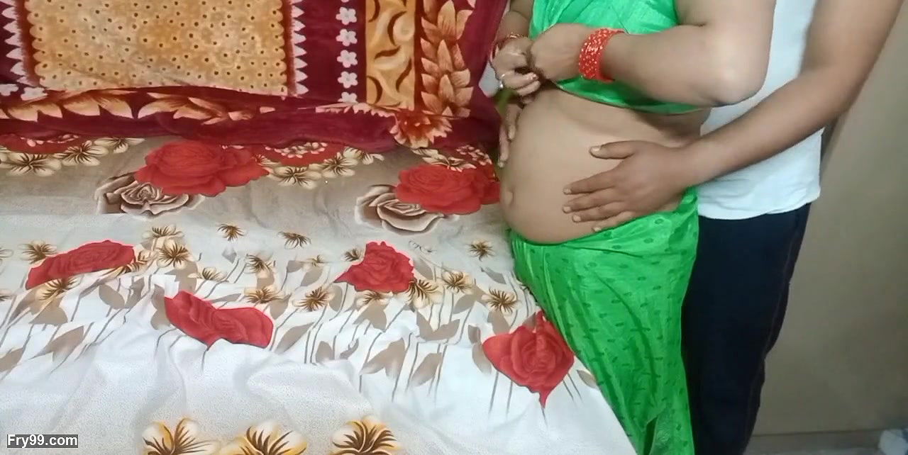 Indian beautiful bhabhi removed her saree