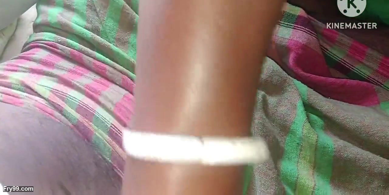 Desi bhabhi ko niche leta kar chudai ki