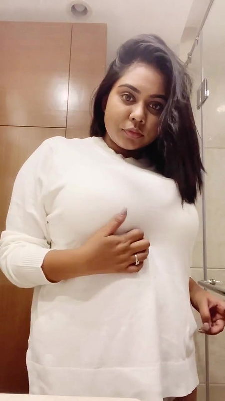 Busty Hot Oasi Das Boobs Shake Folds Show Nude