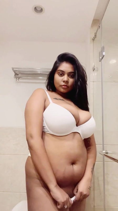 Busty Hot Oasi Das Boobs Shake Folds Show Nude