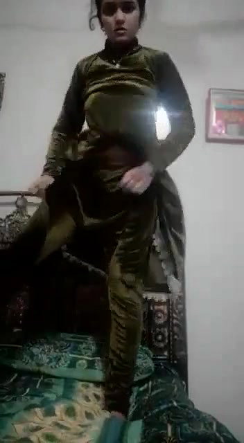 Paki babe showing