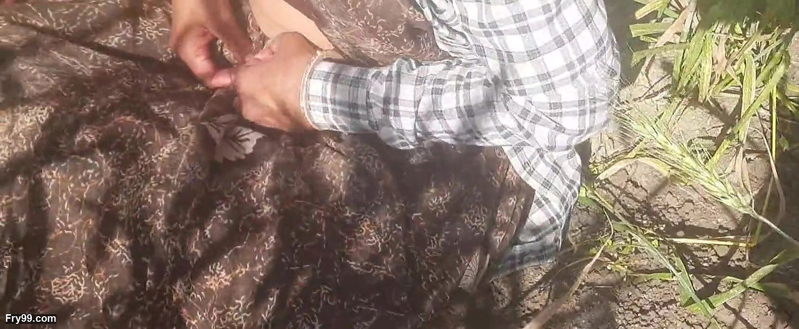 Desi daughter-in-law is walking in the wheat field in front of her father-in-law with her big ass and fingering her pussy