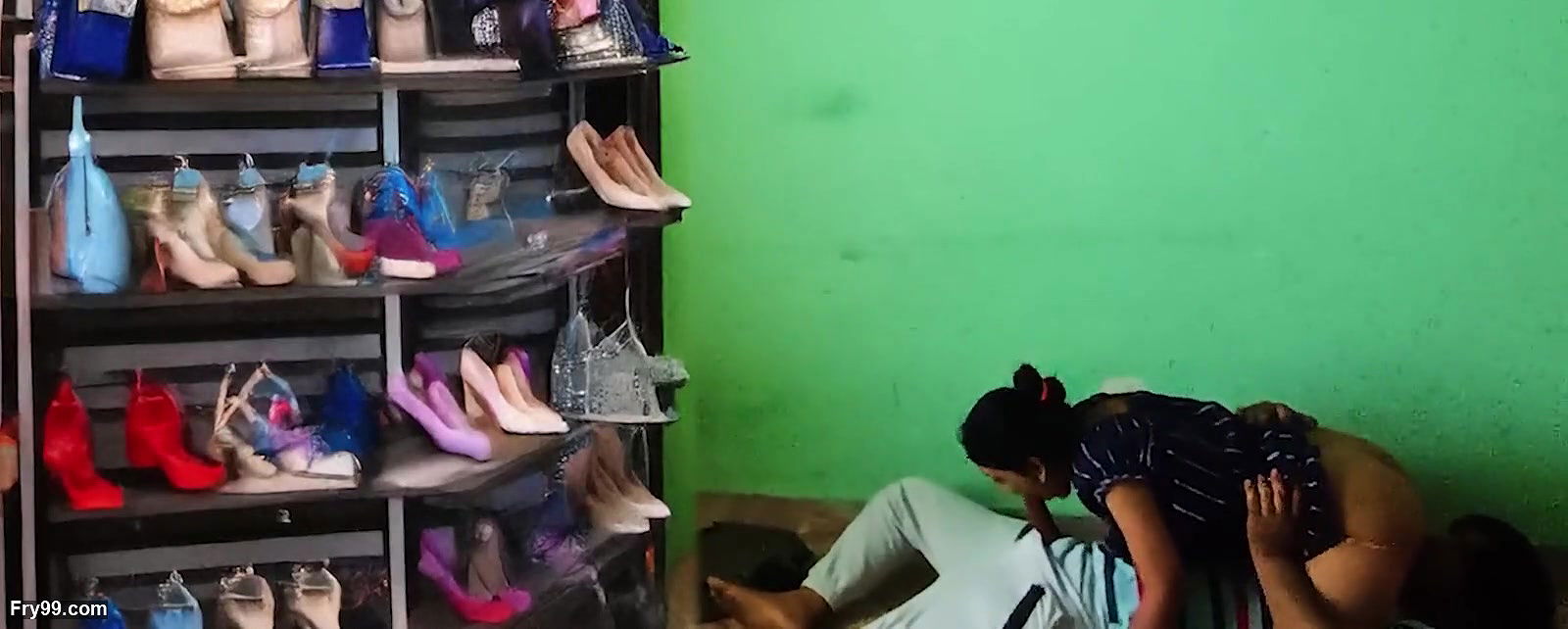 Chappal shop mein chudai