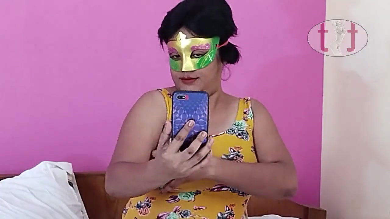 Sexy Rupa on the show – solo seduction