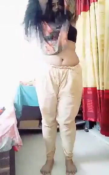 Sexy Desi Girl Shows Her Boobs and Big Ass