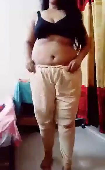 Sexy Desi Girl Shows Her Boobs and Big Ass
