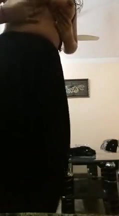Sexy Desi Girl Shows her Boobs
