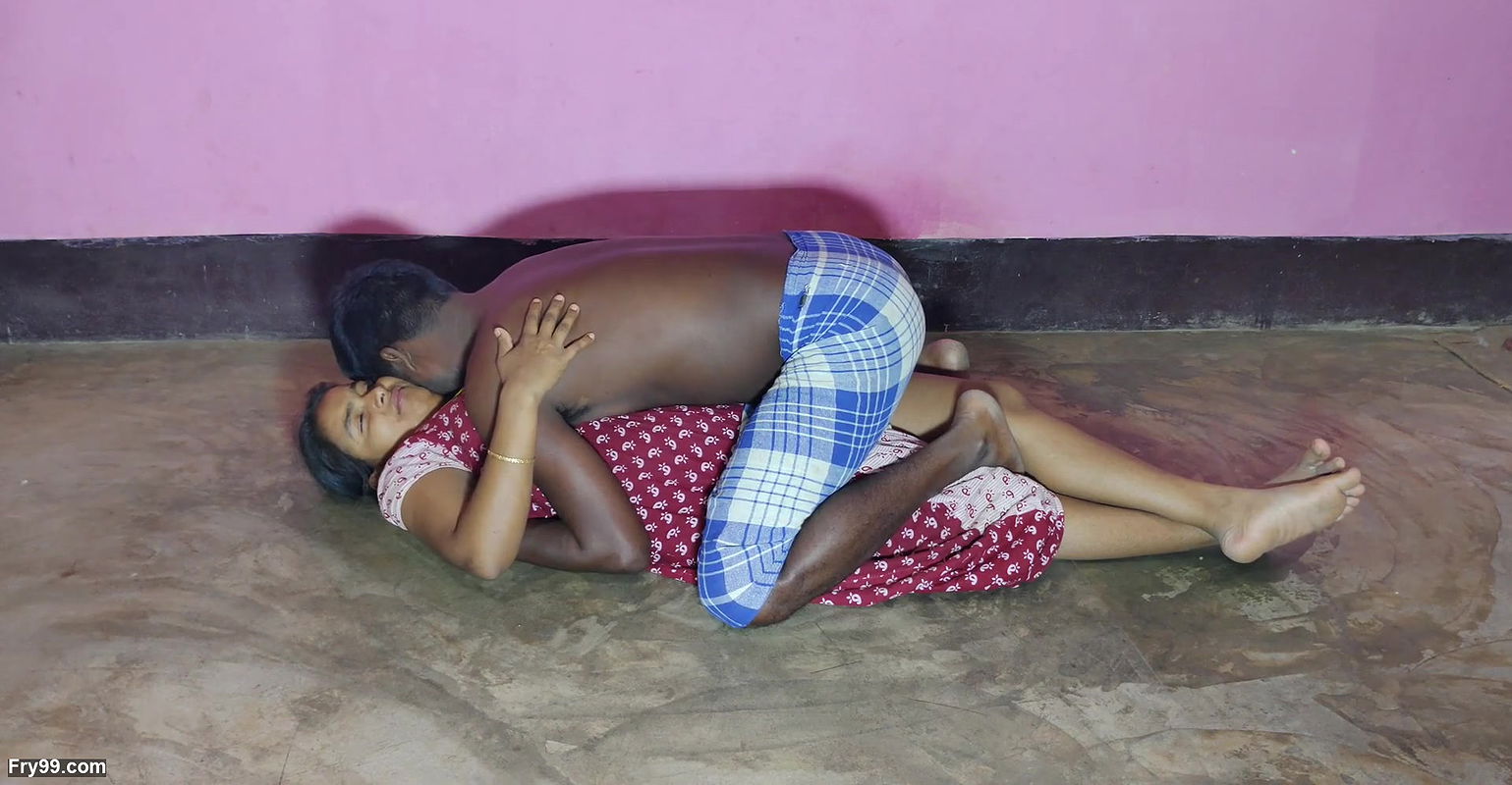 BEUTIFUL VILLAGE HOUSEWIFE FUCKING IN HOME