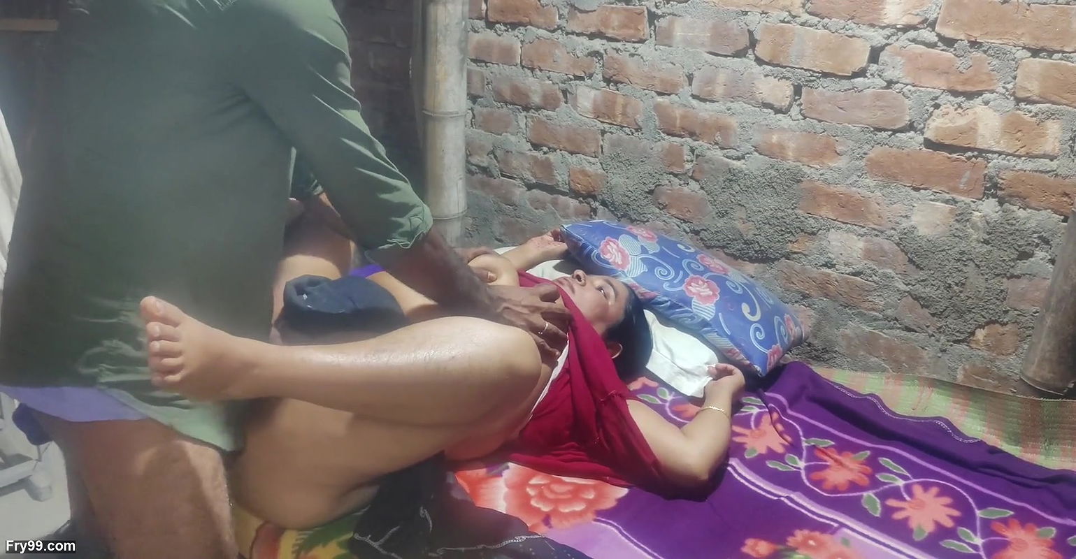 BEUTIFUL VILLAGE HOUSEWIFE FUCKING IN HOME AT2025