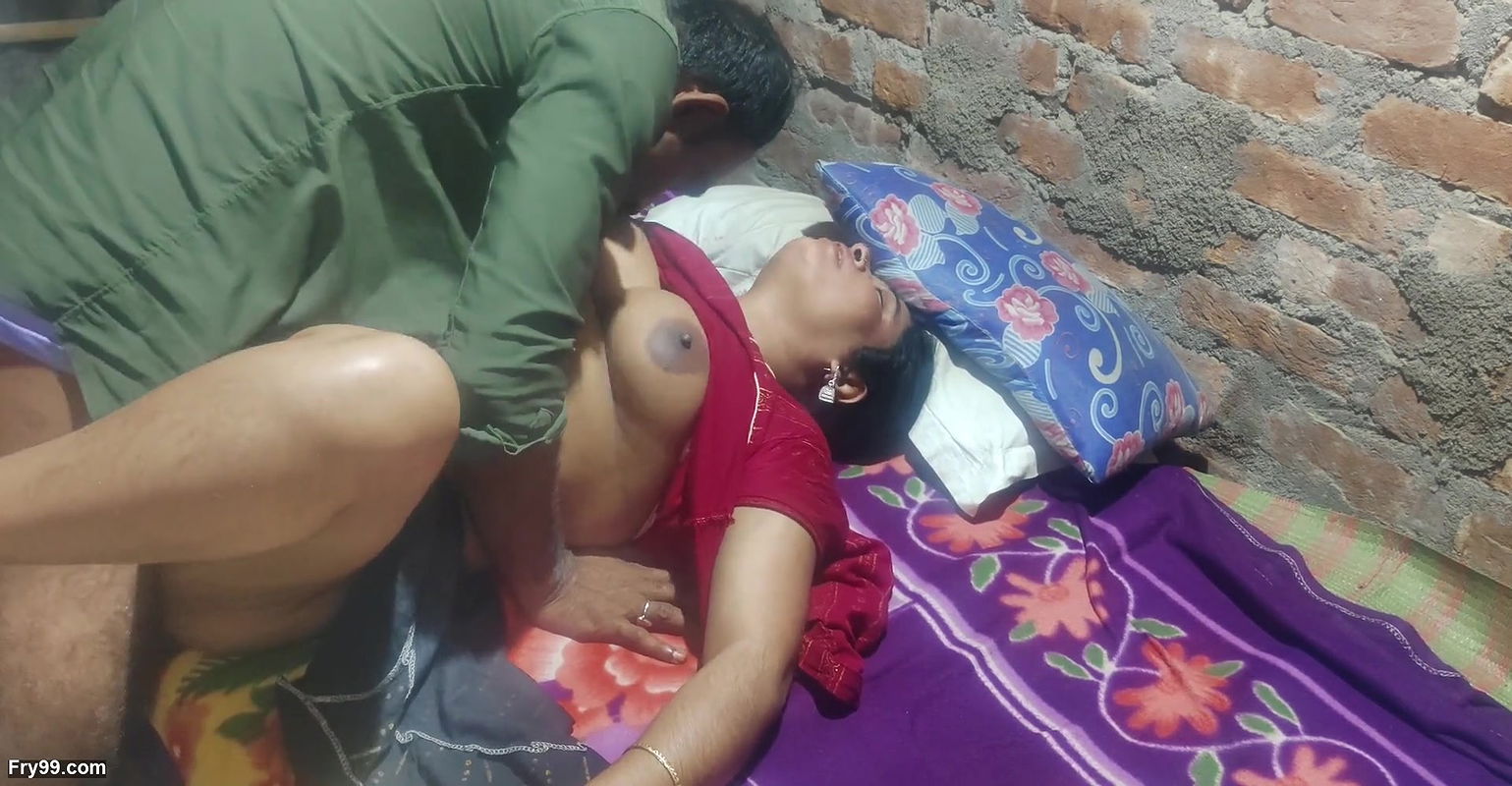 BEUTIFUL VILLAGE HOUSEWIFE FUCKING IN HOME AT2025