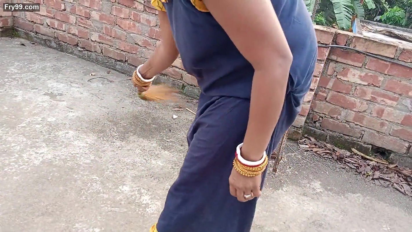 Jhadu Nikal Rhi Bengali Bhabhi Ko Chat Par Room Me Jabardasti Choda