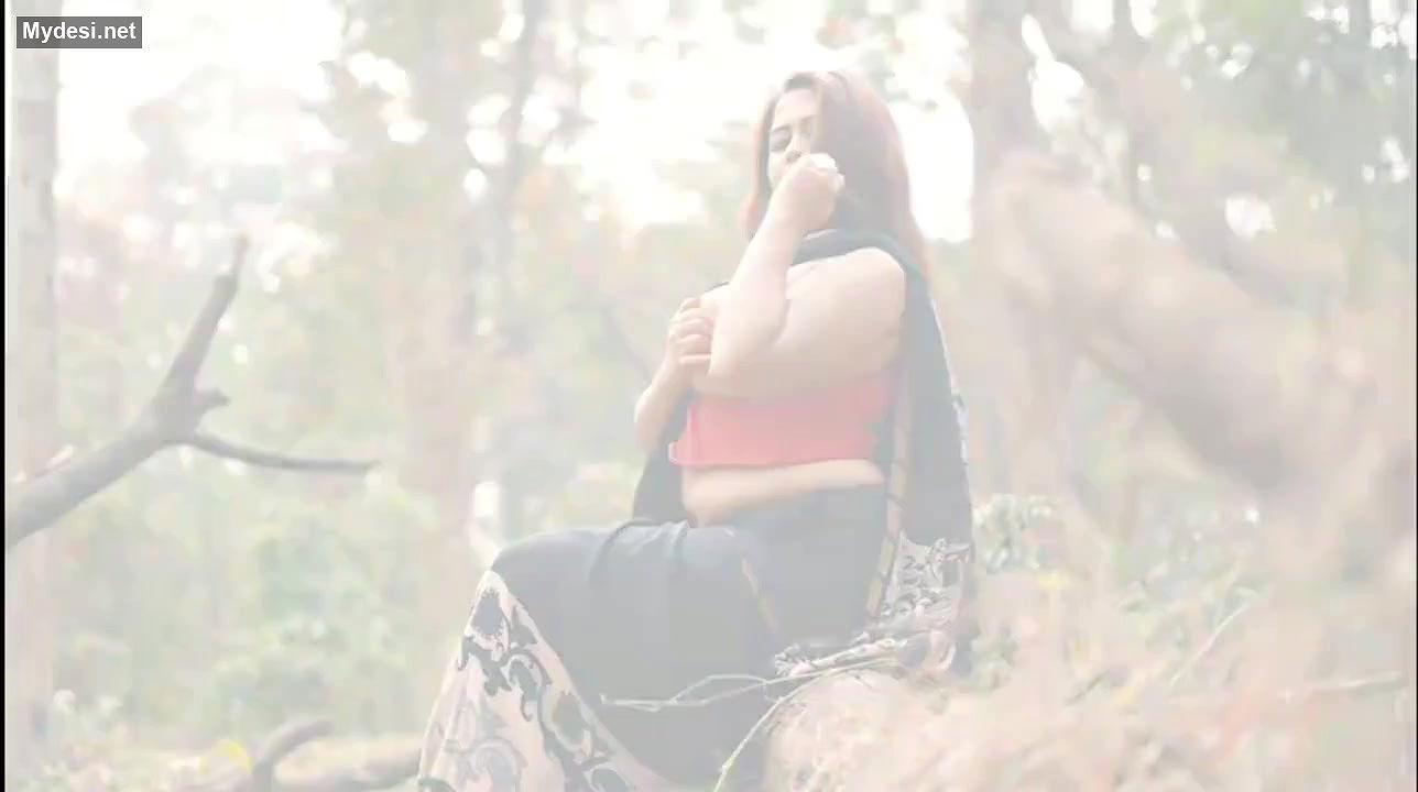 Parna Nude Saree photoshot video 2