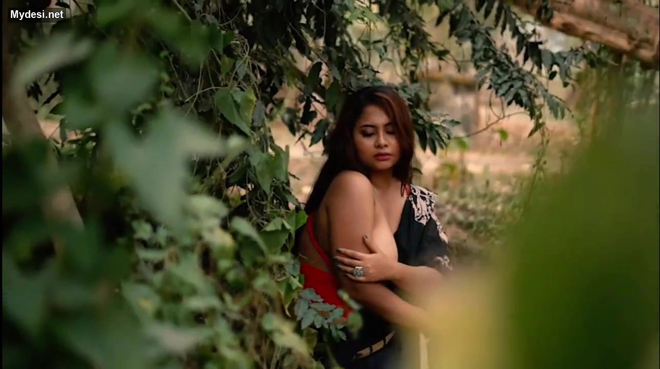 Parna Nude Saree photoshot video 2